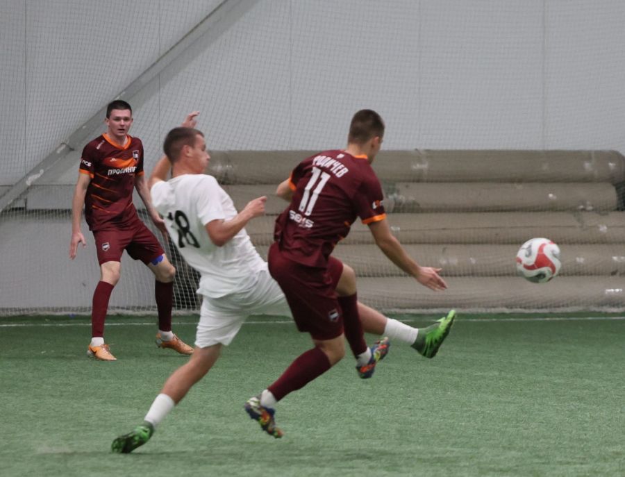 Фрагменты матча "Темп" - "КДВ". Фото: Александр Чёрный/"Алтайский спорт"