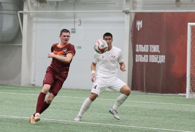 Фрагменты матча "Темп" - "КДВ". Фото: Александр Чёрный/"Алтайский спорт"