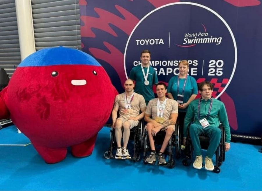 Алексей Ганюк, Роман Жданов, Артём Соловьёв, Егор Ефросинин и тренер наших спортсменов Елена Соколова