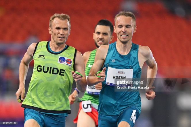 Александр Костин с лидером Юрием Клопцовым бегут к золоту чемпиона мира. Фото: Kenta Harada/Getty Images