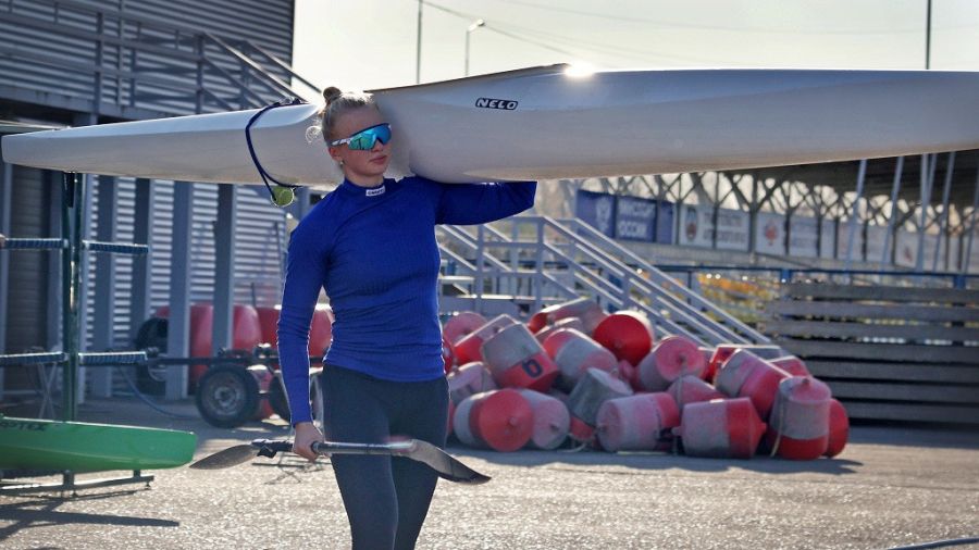 Анастасия Кравченко готовится выйти на воду родного гребного канала. Фото: Олег Богданов