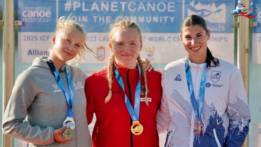 Медалистки первенства мира-2025 на дистанции 1000 метров: Анастасия Кравченко (слева), Нели Рейнвард (Германия) и Бьянка Истратеску (Румыния). Фото: Федерация каноэ России