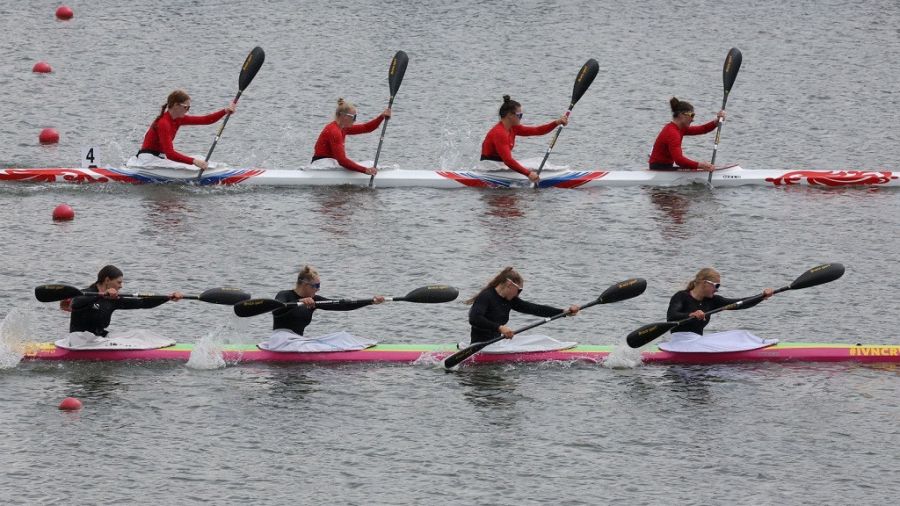 На дальнем плане команда юниорской сборной России (вторая слева - Анастасия Кравченко). Фото: Федерация каноэ России