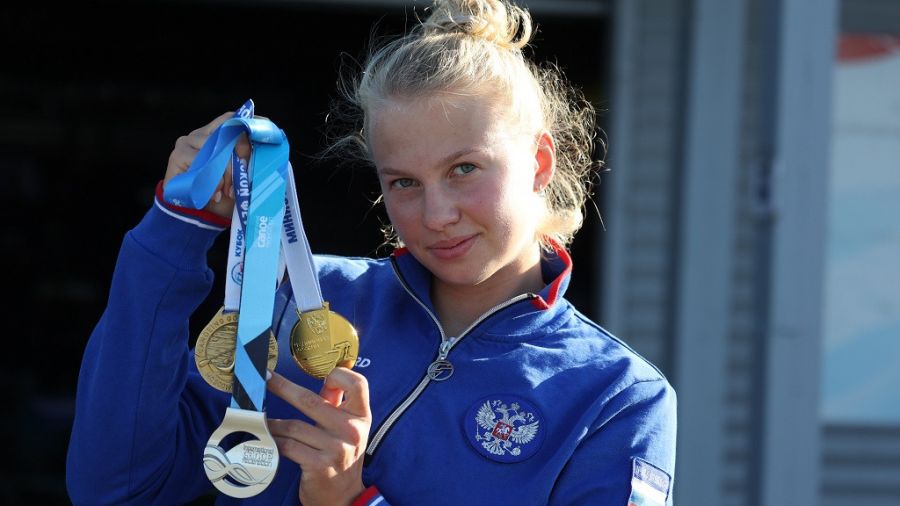 Анастасия Кравченко с главными наградами минувшего сезона. Фото: Олег Богданов