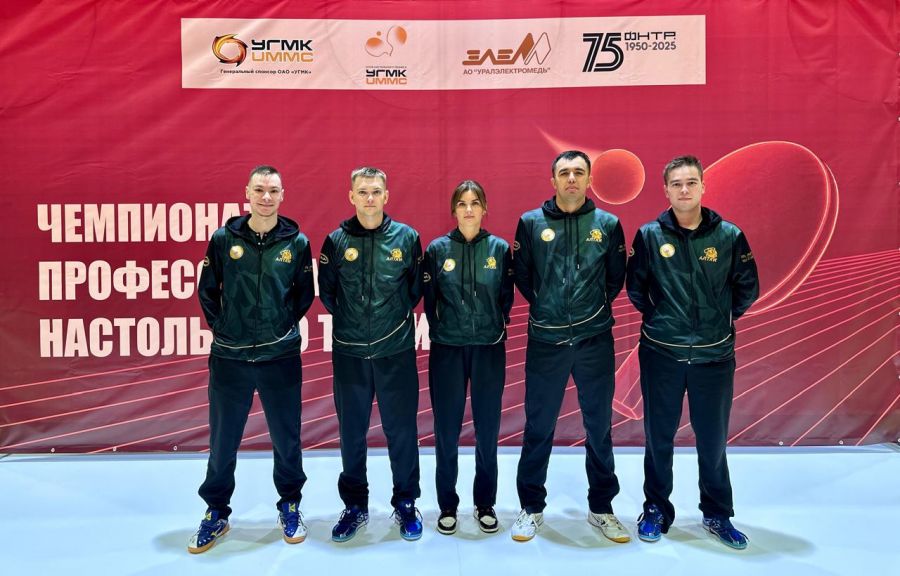 КНТ "Алтай" в Верхней Пышме: Никита Мошков, Антон Котов, тренер Ирина Скачкова, Саади Исмаилов и Алексей Перфильев. Фото: ФНТР