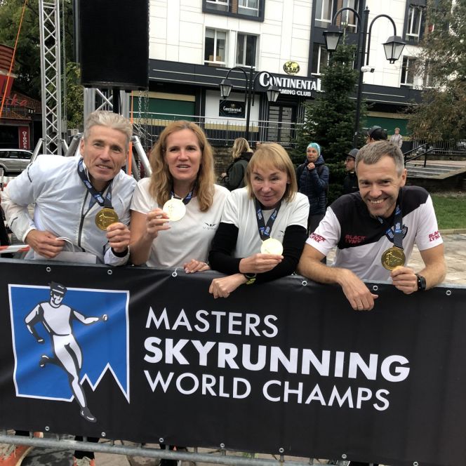 Российские скайраннеры - медалисты "Вертикального километра". Галина Виноградова вторая слева. Фото: mountain-race.ru