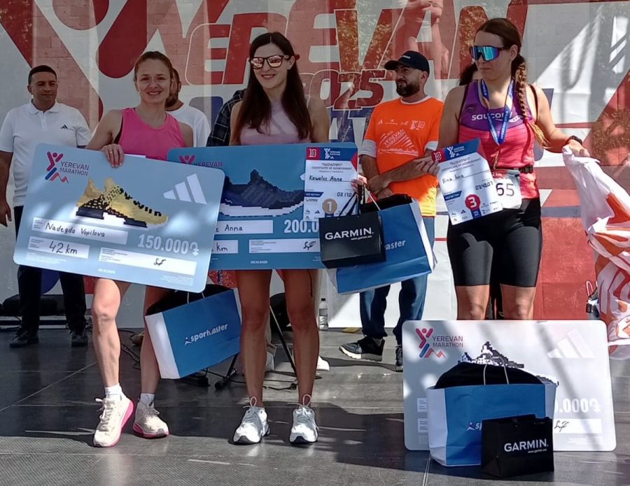 Надежда Вопилова (слева) - второй призёр Ереванского марафона среди женщин