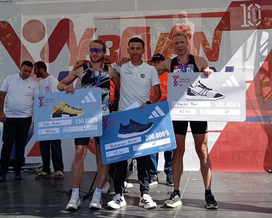 Павел Вопилов (справа) - третий призёр Ереванского марафона среди мужчин