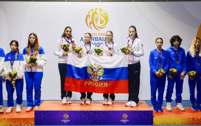 Слева направо: Карина Таллада, Мария Третьякова, Юлия Жданова и Малена Кунашева на "золотой" ступени пьедестала почета. Фото: azerbaijan2025.com