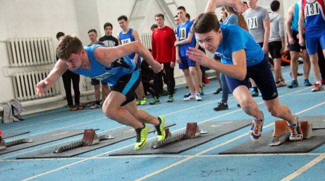 Ещё в шиповках. Спортивный манеж АлтГТУ. Фото из архива "АС" 