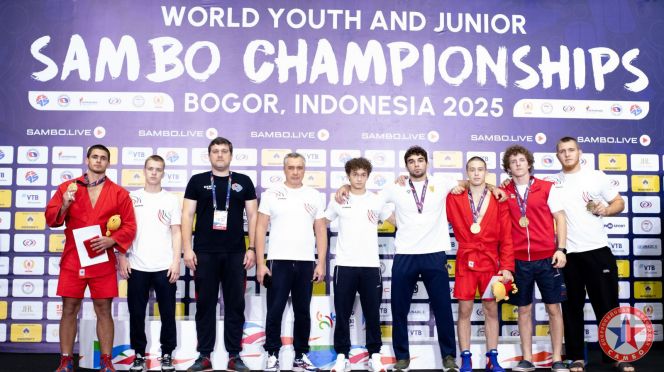 Юниорская сборная завоевала в Индонезии пять золотых медалей. Роман Жданов крайний справа. Фото: Всероссийская федерация самбо