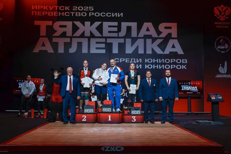 Призовой пьедестал весовой категории до 87 кг. Дарья Мелешко (слева) - серебряный призёр первенства России по сумме двоеборья. Фото: Федерация тяжёлой атлетики России 