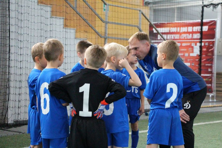 Старший тренер алтайского филиала Футбольной академии „Динамо“ имени Льва Яшина Андрей Клименко согласен с тем, что родители часто мешают тренировочному процессу. Фото: Академия "Динамо" в Барнауле