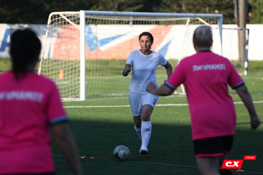 Надев футбольную форму и бутсы на турнирах популярного проекта "Лига мам", родители оказываются на месте своих детей. Это помогает им более адекватно воспринимать ошибки своих отпрысков. На фото Владимира Мартынова участницы "Кубка мам"