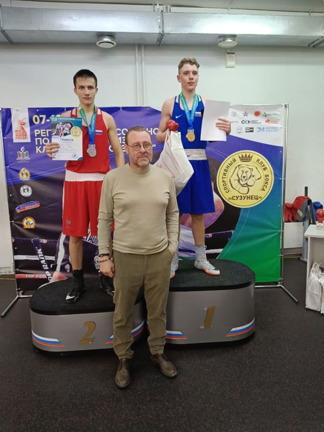 В весовой категории до 63,5 кг в алтайском финале Артём Малетин победил Владимира Звездина. Фото: СШОР "Алтайский ринг"
