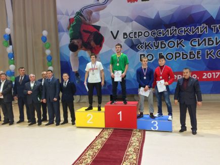 На Всероссийских соревнованиях «Кубок Сибири» алтайские борцы на поясах завоевали три медали.