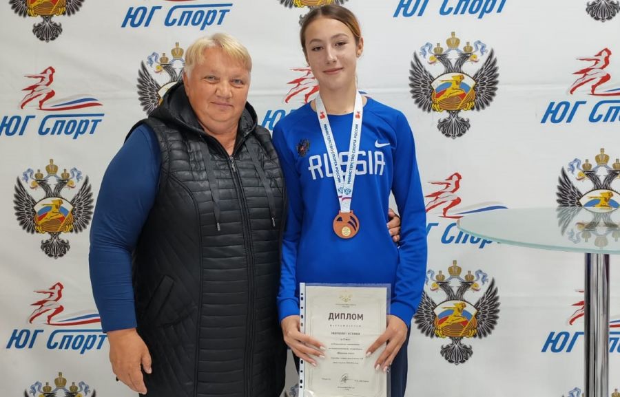 Ксения Зинченко с тренером Натальей Белозеровой. Фото: ВФЛА