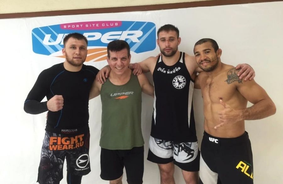 Шараф Давлатмуродов (второй справа) в зале Nova Uniao с Жозе Альдо, Андре Педернейесом и руководителем регионального отделения Союза ММА России в Алтайском крае Денисом Канаковым (крайний слева). Фото: соцсети