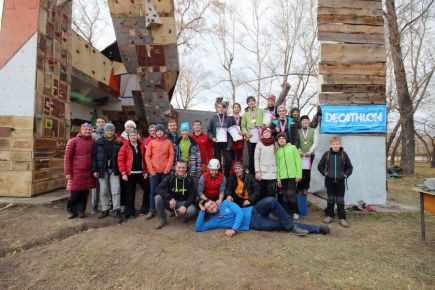 В Барнауле открыли ледолазный сезон краевыми соревнованиями.