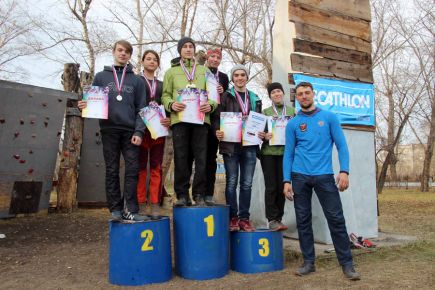 В Барнауле открыли ледолазный сезон краевыми соревнованиями.