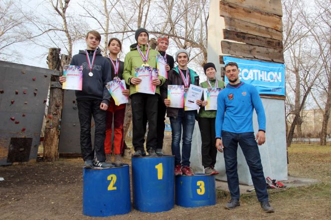 В Барнауле открыли ледолазный сезон краевыми соревнованиями.