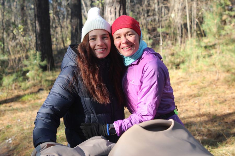 Надежда Вопилова (справа) с сильнейшей лыжницей Алтайского края Яной Кирпиченко, которая с маленькой дочкой пришла поддержать маму - Наталью Кирпиченко, бежавшую полумарафон. Фото: Виталий Дворянкин/ "Алтайский спорт"