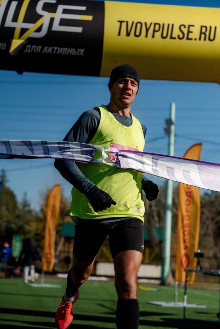 Победный финиш Дениса Попова на дистанции 21,1 км. Фото Алексея Тюрина