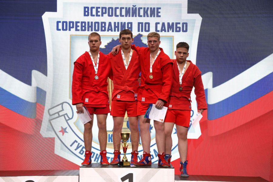 Вячеслав Белан (слева) и Александр Шлейник (второй слева) - серебряный призер и победитель в весовой категории до 98 кг. Фото: Федерация самбо Кузбасса