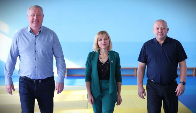 Слева направо: президент Федерации дзюдо Алтайского края Вячеслав Елистратов, замдиректора по спортивной работе СШОР "Спарта" Ирина Ерофеева, директор СШОР "Спарта" Владимир Вялых. Фото: Александр Чёрный