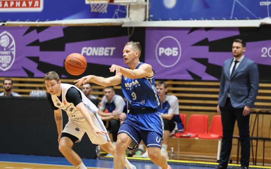 Момент матча БК "Барнаул" - БК "Югра" (Сургут). Фото: "Алтайский спорт"