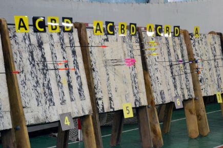 В Барнауле впервые провели в помещении официальные соревнования по стрельбе из лука.