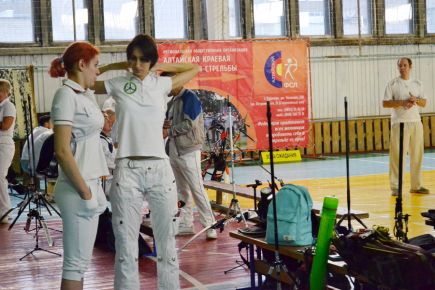 В Барнауле впервые провели в помещении официальные соревнования по стрельбе из лука.