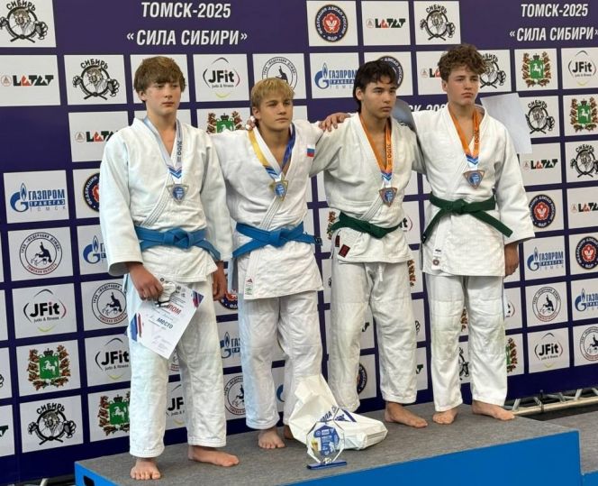 По итогам турнира победитель в весе до 66 кг Никита Струков из СШОР "Олимпия" (второй слева) получил личную награду "За лучшую технику". Фото: СШОР "Олимпия"