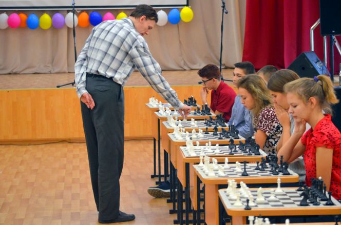 Директора и школьники на одной доске