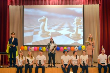 Директора и школьники на одной доске