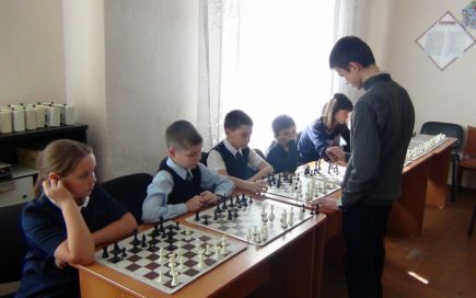 Директора и школьники на одной доске