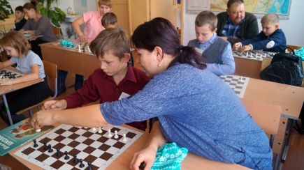 Директора и школьники на одной доске