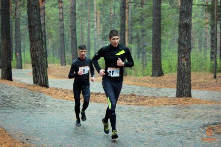 В сосновом бору Барнаула состоялся полумарафон «Yolochka Cross».