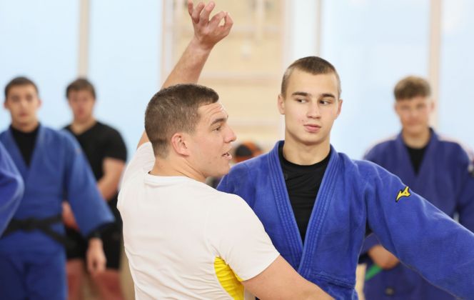 Жюльен Блюлар показывает приём на одном из мастер-классов в Краевой СШОР. Фото: Александр ЧЁРНЫЙ/«Алтайский спорт»