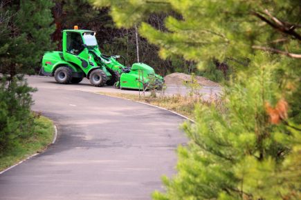 В районе бийского спорткомплекса «Заря» в лесном массиве заработала третья очередь вело-лыжероллерной трассы.
