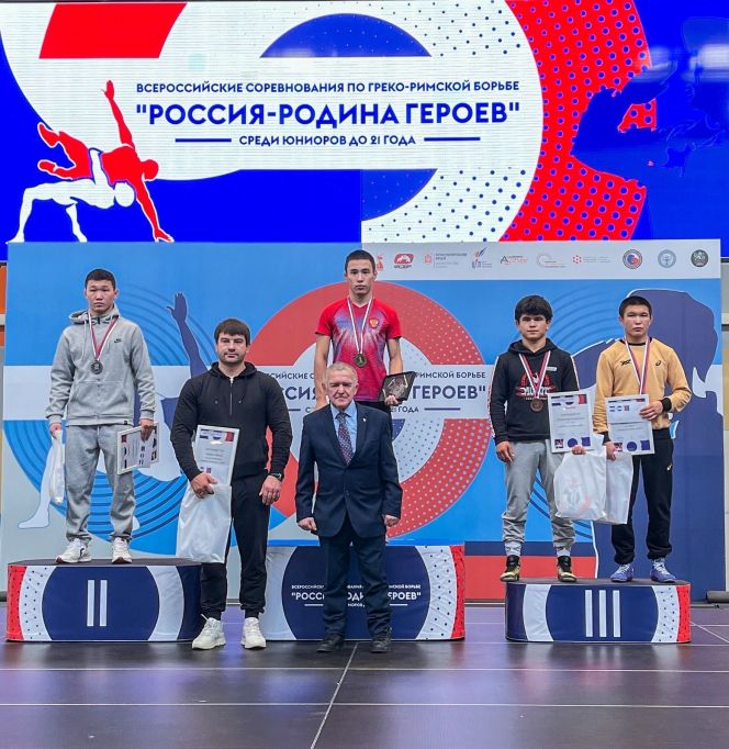 Алтайские борцы завоевали три медали на всероссийских соревнованиях «Россия-Родина Героев»