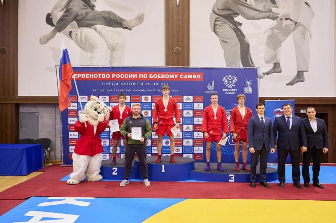 Бийчанин Павел Новосёлов (на пьедестале второй справа) - бронзовый призёр первенства России по боевому самбо. Фото: Всероссийская федерация самбо