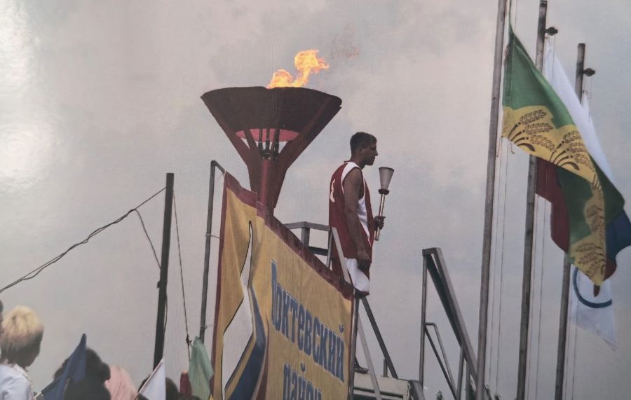 Баскетболист Антон Моисеев зажигает огонь краевой сельской олимпиады в Горняке. 2008 год 