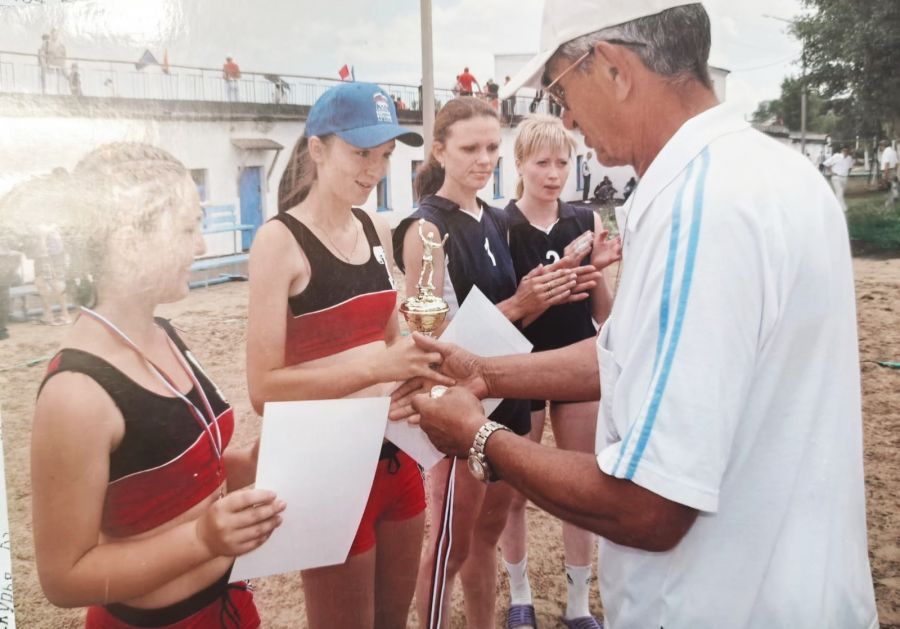 Награждаются бронзовые призёры женского турнира по пляжному волейболу сельской олимпиады-2008 Мария Антропова и Евгения Коваленко из Локтевского района