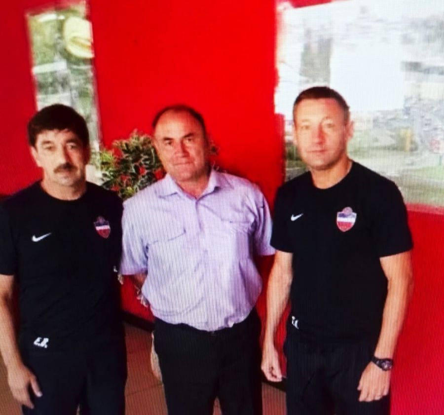 Александр Артюхов перед матчем Кубка России по футболу "Динамо-Барнаул" - "Енисей" (Красноярск) с тренерами красноярцев Андреем Тихоновым и другом детства Владимиром Ежуровым (слева). 2016 год    