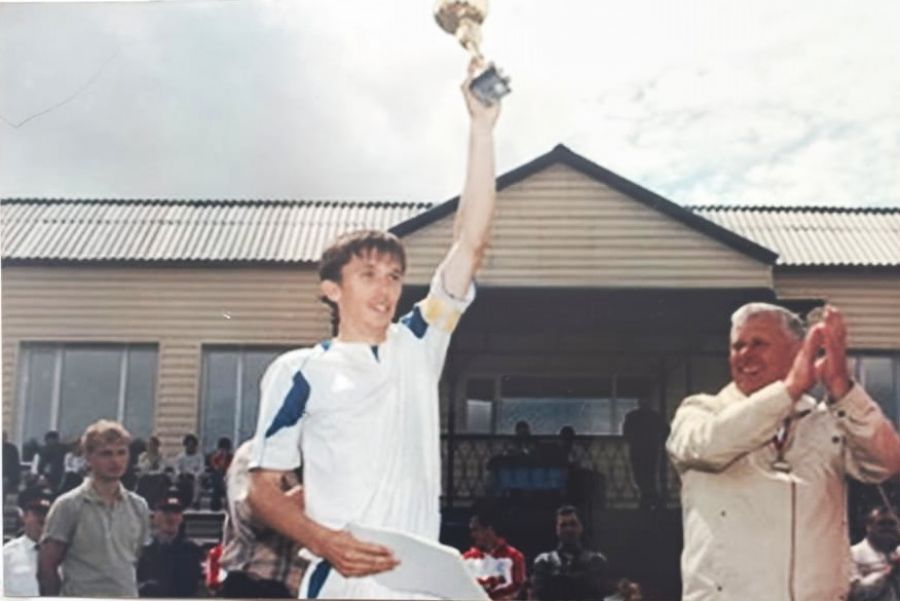 Локтевский район второй раз подряд побеждает на сельской олимпиаде в турнире по футболу. С кубком в руках капитан сборной Локтевского района Николай Никурдин, Благовещенка, 2010 год 