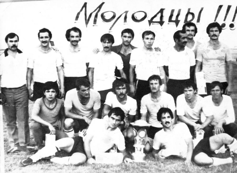 "Металлург" из Бекабада - победитель Кубка Узбекистана 1985 года. Слева от спортивного трофея Александр Артюхов