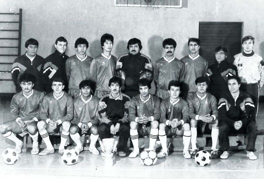 Обладатель Кубка Таджикистана 1995 года "Пахтакор" из Пролетарска. Тренер Александр Артюхов крайний справа в первом ряду