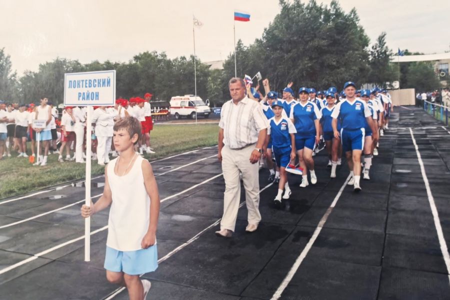 Открытие сельской олимпиады-2008. На параде участников команду Локтевского района возглавляет председатель районного спорткомитета Владимир Романычев