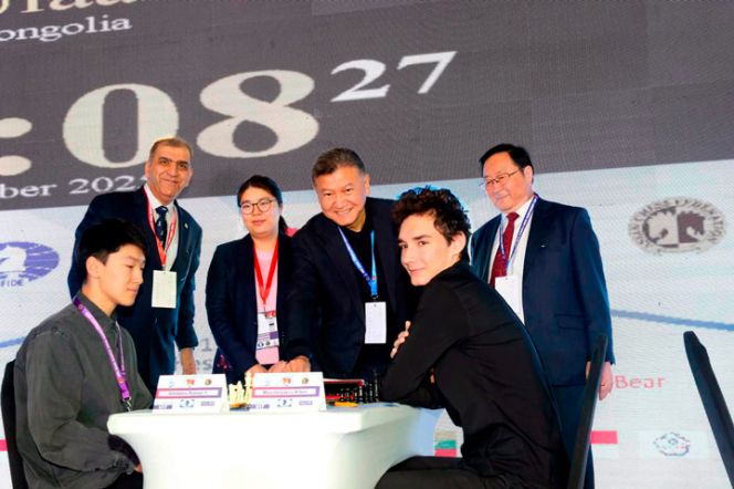 Кирсан Илюмжинов делает первый ход в партии с участием Артёма Мещерякова. Фото: сайт ФШАК